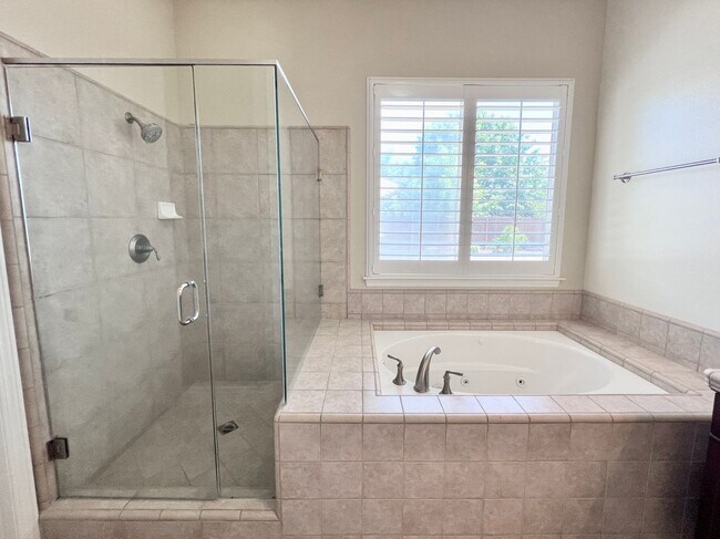 Building Photo - $2,695 Bullard & Hwy 99, 4 Bedroom With So...