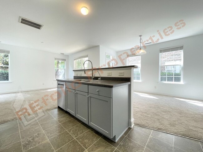 Building Photo - Beautiful 2 Story 3 Bedroom 2.5 Bath Townh...