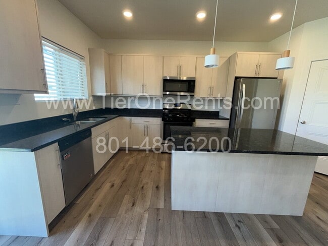 Building Photo - NO DEPOSIT option available for qualified ...