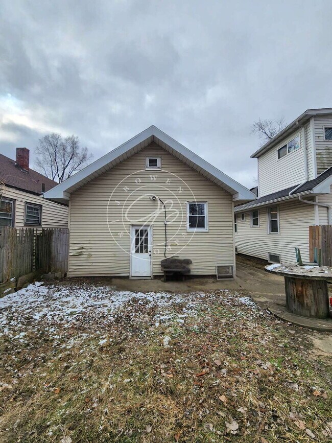 Building Photo - 2 bed with huge bonus finished room in basement!