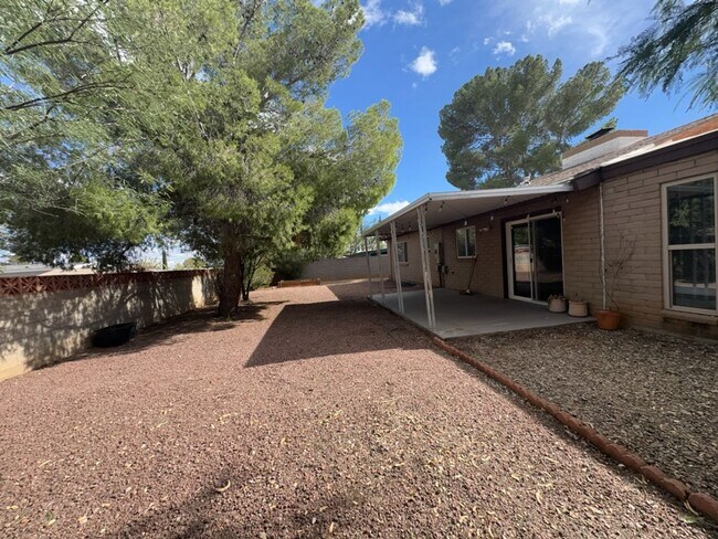 Building Photo - Very Nice 3 bedroom 2 bath with 2 car garage.