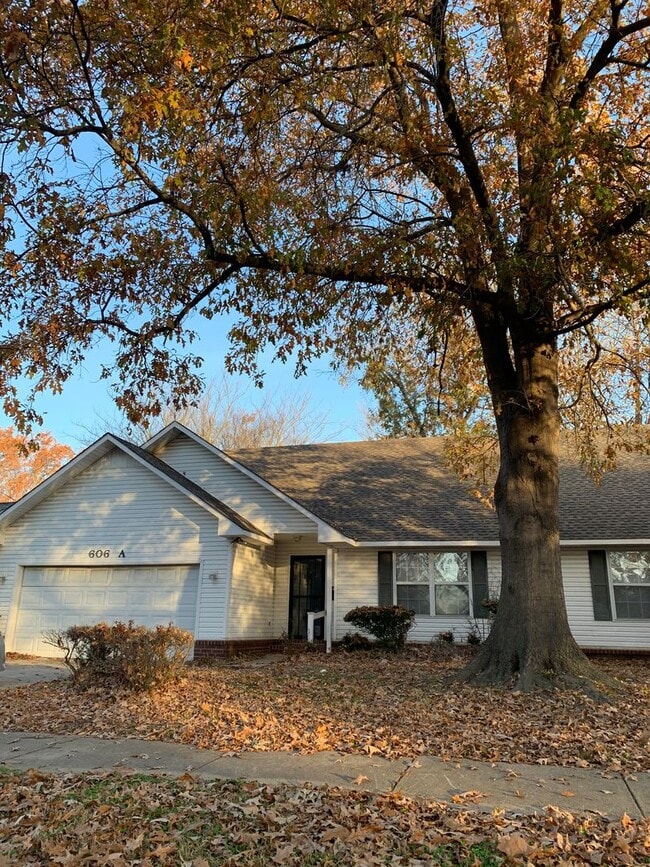 Building Photo - 606 W Elm Ave