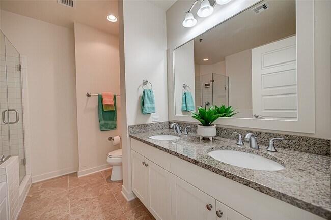 Building Photo - 801 E Beach Dr