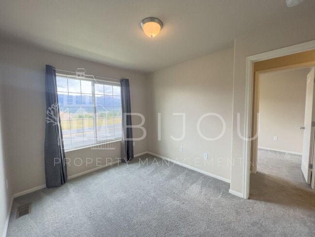 Building Photo - Spring Creek Townhome