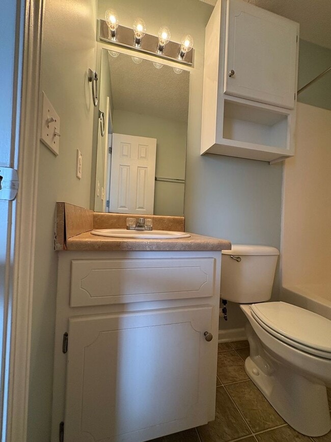 Building Photo - WAKEFIELD SUBDIVISION - Double Garage!  GRANITE COUNTERTOPS.