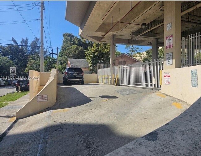 Building Photo - 102 SW 6th Ave