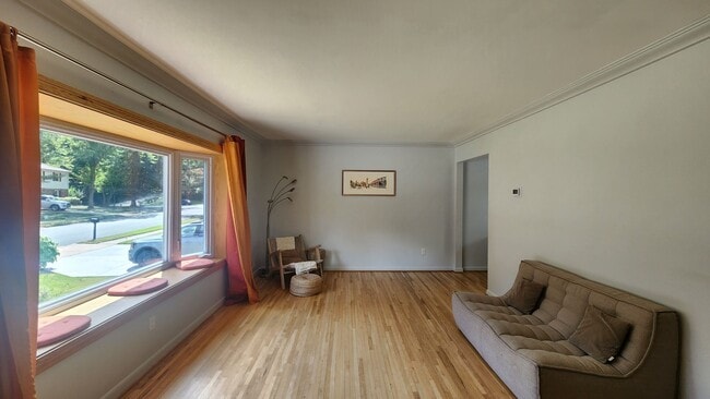 Building Photo - Wonderfully Updated Home On the Edge of Po...