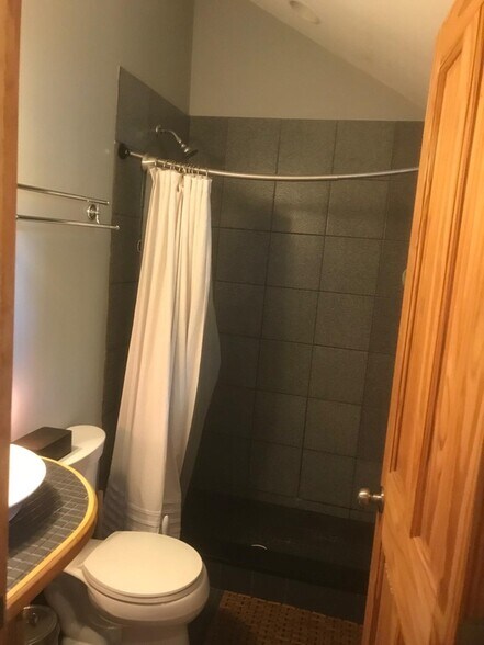 Building Photo - 304 Iron Ridge Loop