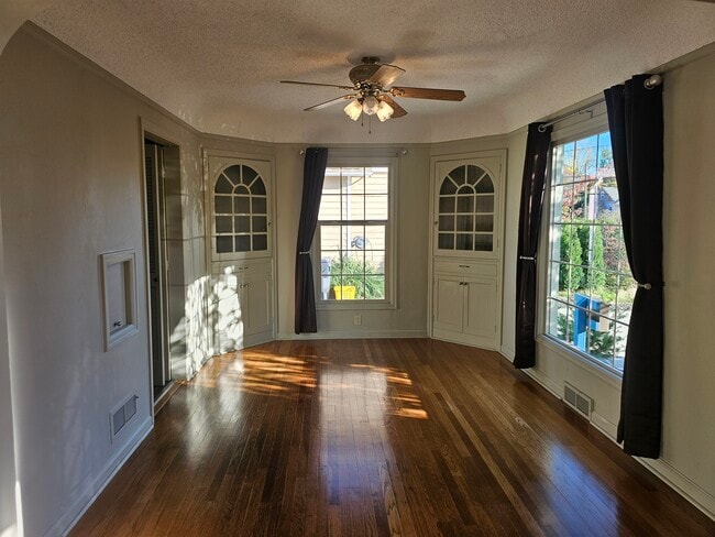 Building Photo - 6613 N Amherst St