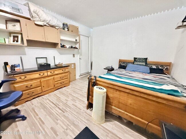 Building Photo - 1046 W Samms Ave