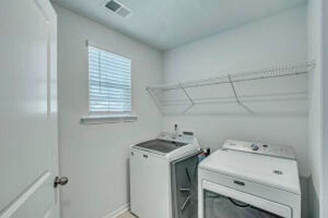 Building Photo - Available March 10th. Beautiful 6 BR/4.5 BA Home in Tanner Plantation!