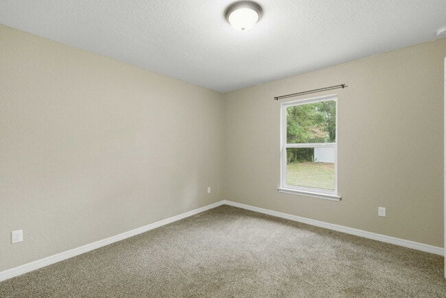 Building Photo - No HOA! Spacious 3 Bedroom Home with Large Backyard & Fire Pit – Move-In Ready