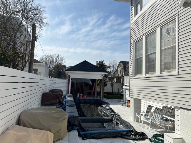 Building Photo - 16 S Somerset Ave