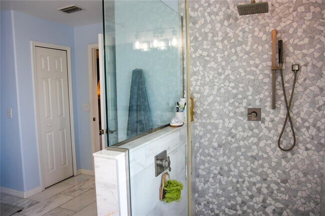 Building Photo - 4015 Kingsfield Dr