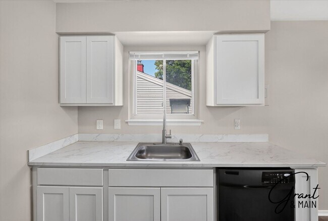 Building Photo - $1550 3 bedrooms
