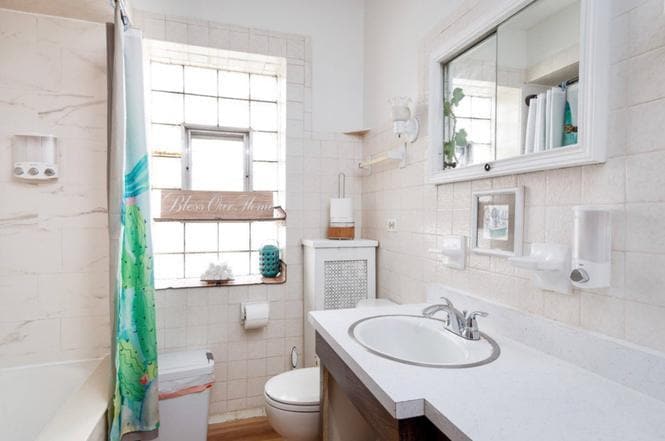 Bathroom - 5021 W Belden St