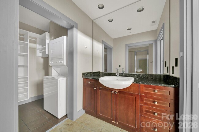 Building Photo - 505 E 6th St