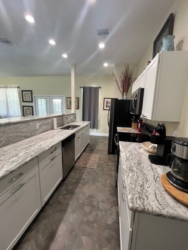 Building Photo - Gorgeous Fully Furnished 4BR/3BA Home – Id...