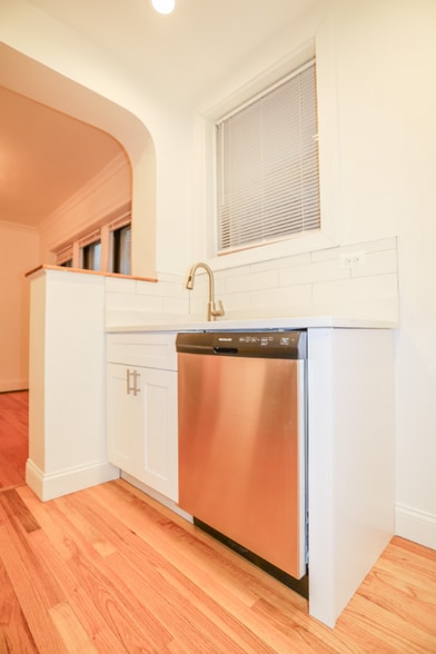 Building Photo - 2217 W Montrose Ave