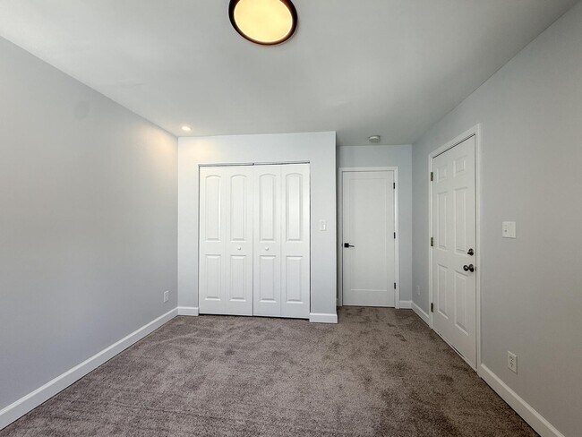 Building Photo - 2082 Vernier Rd