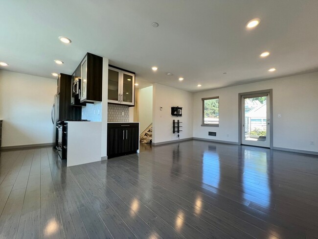 Building Photo - LUXURY ALKI 3 BED TOWNHOME FOR RENT W EXPA...