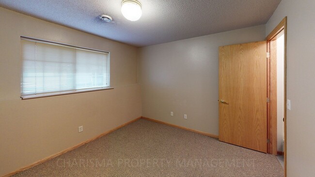 Building Photo - 3 BD, 2 BA, DOUBLE ATTACHED GARAGE, GREAT ...