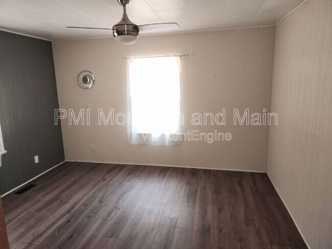 Building Photo - 488 Lake Hosea Dr