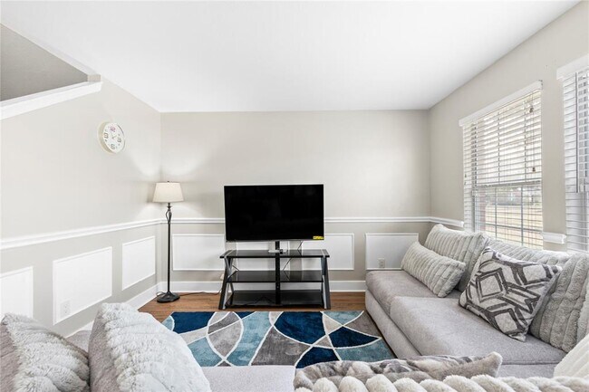 Building Photo - 1011 Grassy View Dr