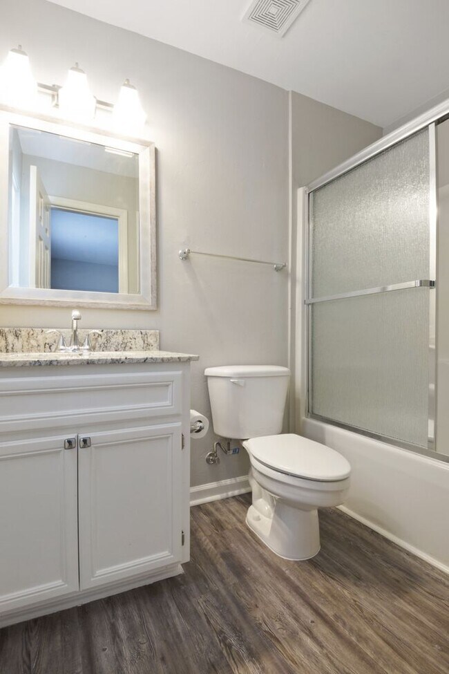 Building Photo - 3BR/3BA townhome with new painting and sta...