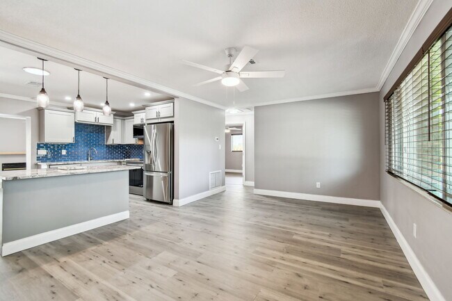 Building Photo - 528 Manor Dr