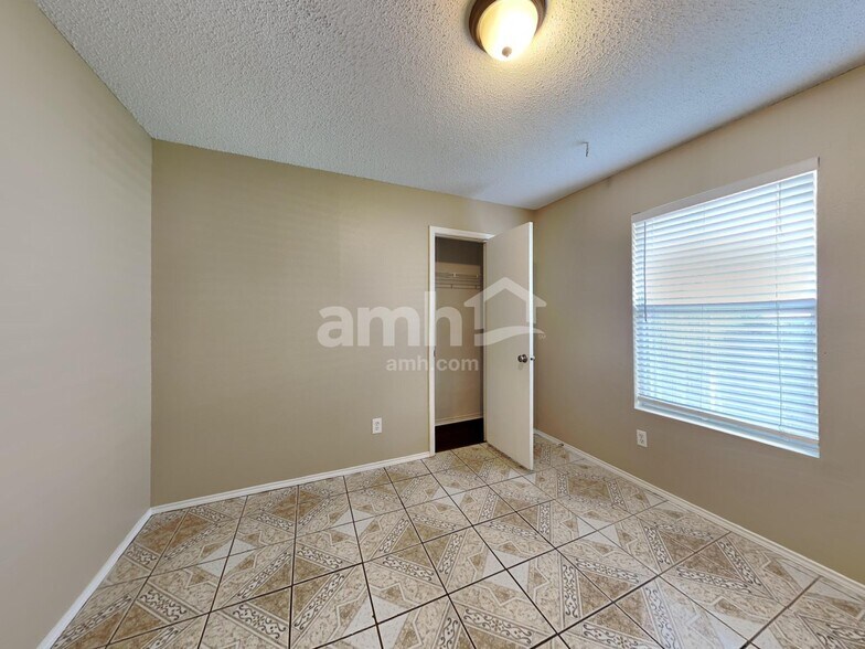 Building Photo - 702 Castlewick Ct