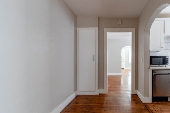 Building Photo - Beautiful Remodeled 1BD/1BTH Home In Crestwood Minutes away from the Highway!