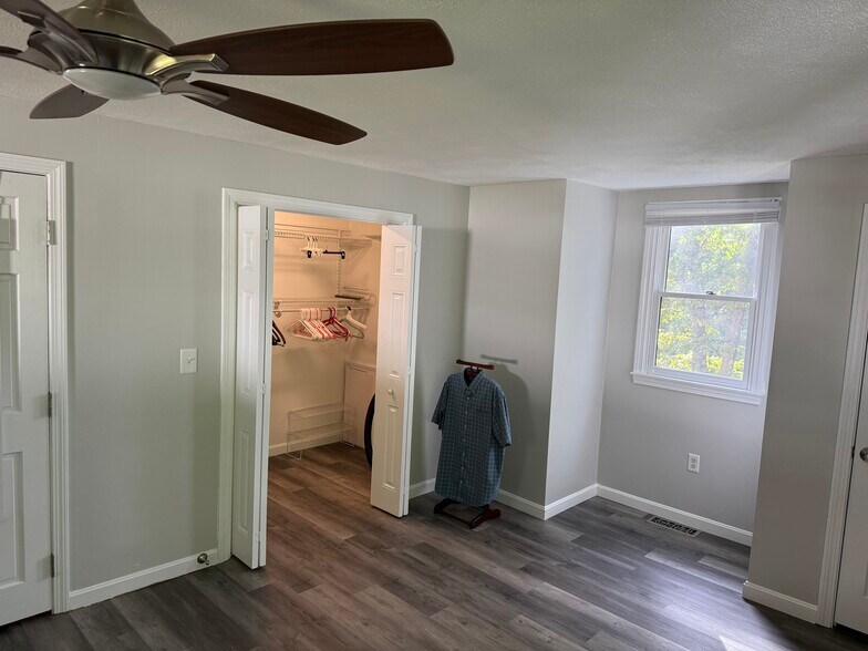 Master bdrm/walk-in - 2 Stonehedge Cir