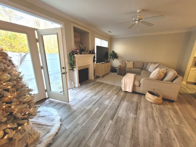 Building Photo - Gorgeous Townhome-Style Condo in Virginia Beach!