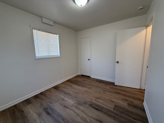 Building Photo - 3 bedroom 1 bath home with 1 car garage an...