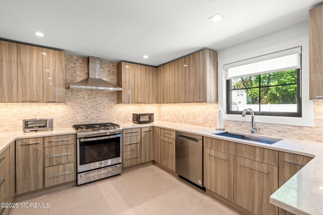 Building Photo - 325 Oakley Ave