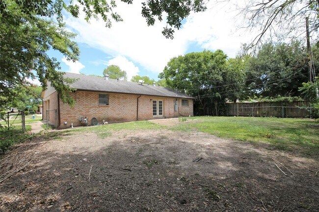 Building Photo - 4731 Pinebrook Ln
