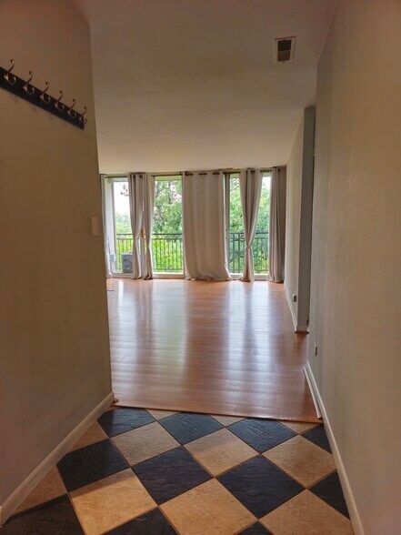 Building Photo - 5820 Oakwood Dr