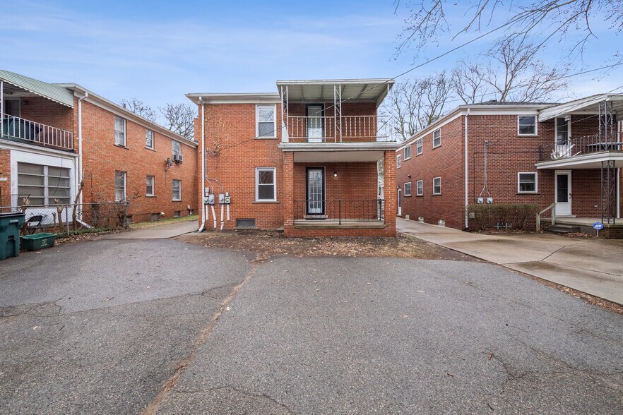 rear view of house/ parking area - 204 Catalpa Dr