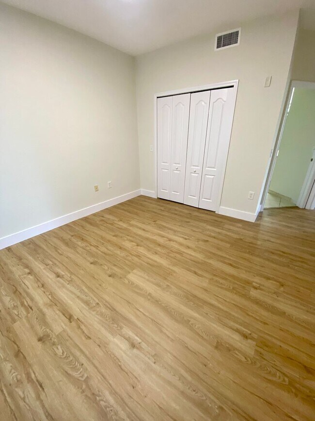 Building Photo - Greenhills-11032