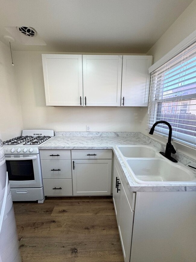 Building Photo - lang