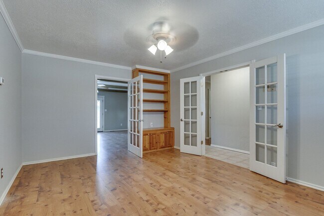 Building Photo - Three bed house in Coronado Heights