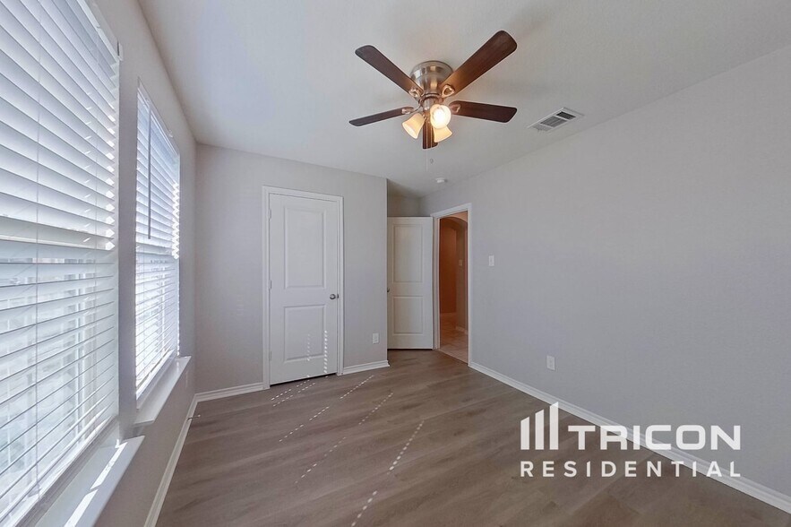 Building Photo - 881 Darst Dr
