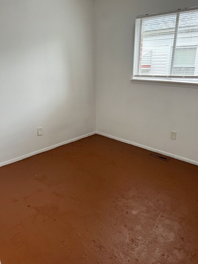 Building Photo - 3 Bedroom 1.5 Bath - $1200