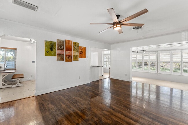 Building Photo - "Charming 3-Bed, 2-Bath Oasis in the Heart of Saint Petersburg – 1,366 Sq Ft of Comfort!"