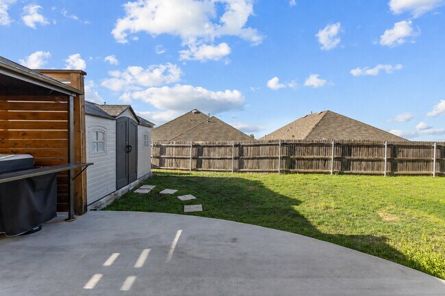 Building Photo - ASK ABOUT FREE APPLICATIONS THROUGH AUGUST!  "Spacious 6-Bedroom Retreat with 3.5 Baths and Over ...