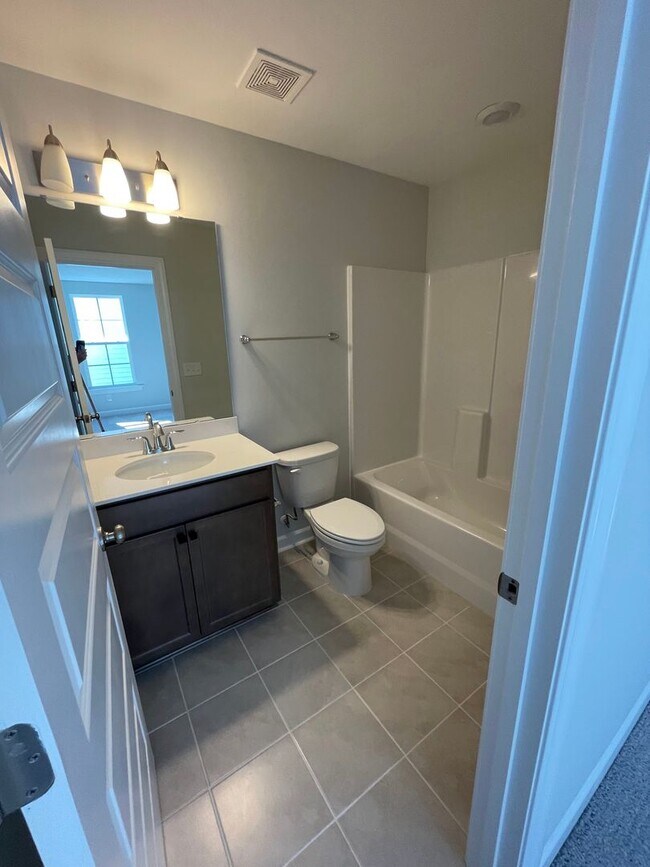 Building Photo - Gorgeous newer 3BD/2.5BA home w/ 2 car garage in Clayton!