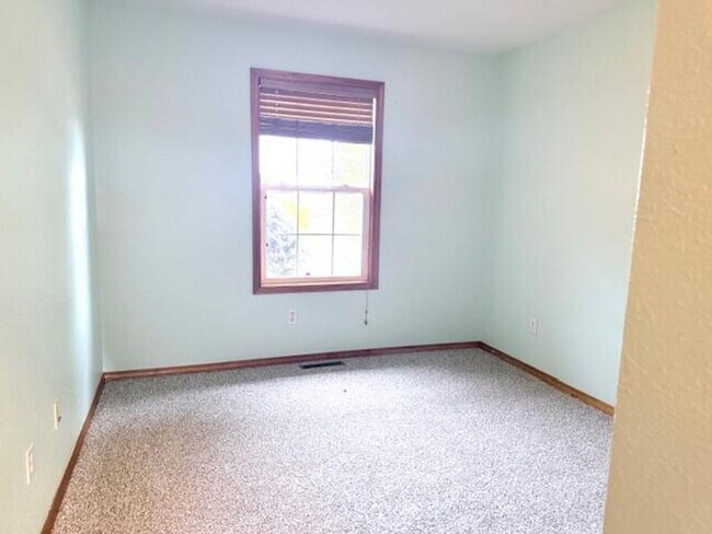 Building Photo - COMING SOON! Ozark 3 Bed / 2 Bath