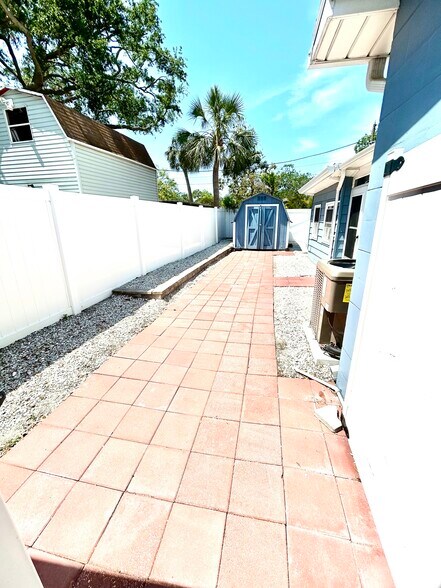 Building Photo - 3318 Boca Ciega Dr N