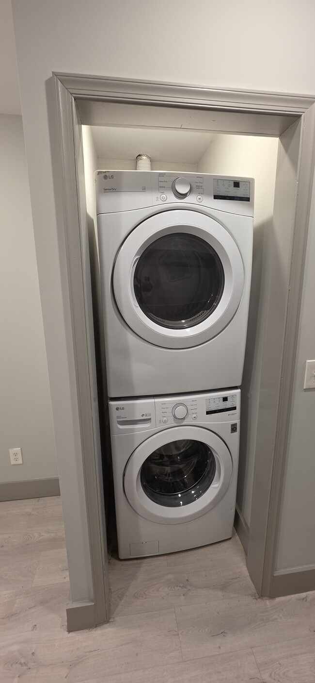 Building Photo - 533 N Belnord Ave